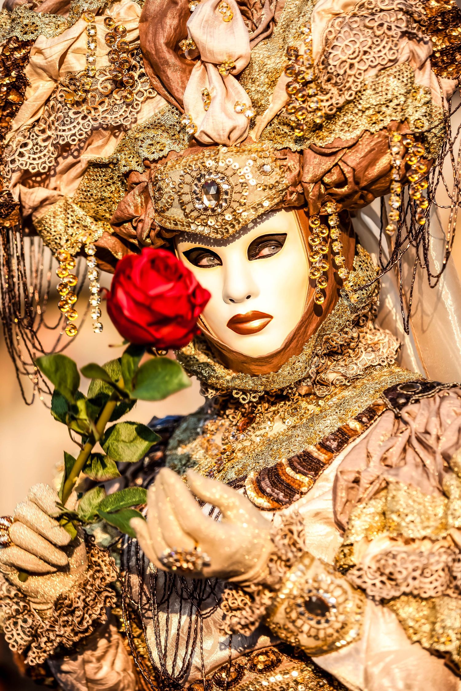 La Rosa d’Oro – la dame du carnaval de Venise. Un masque doré et une rose rouge, symbole de passion, de luxe et d’une scène intime.