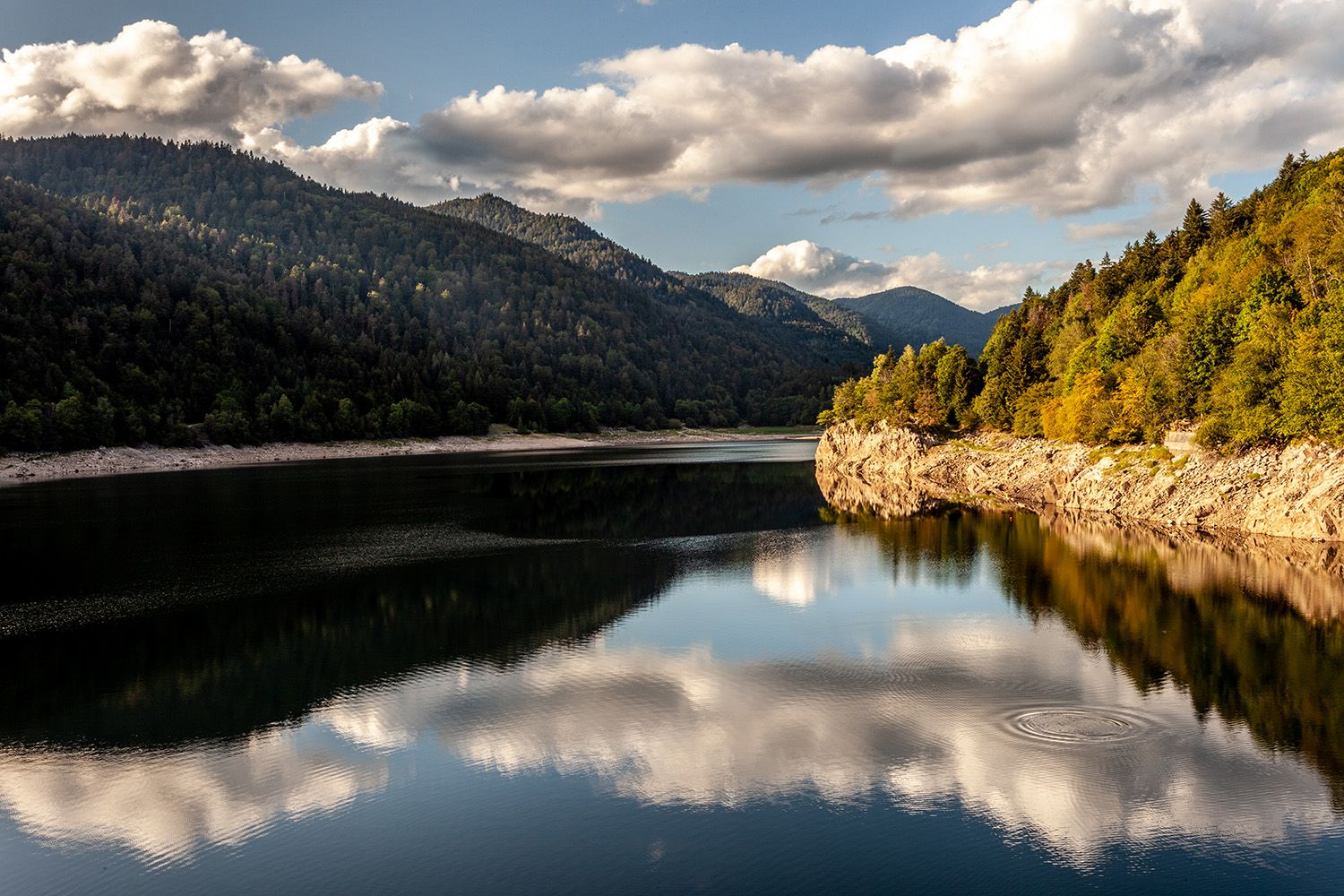 Le lac de Kruth-Wildenstein – miroir du ciel et des montagnes, un lieu alsacien idéal pour les amoureux de photographie.