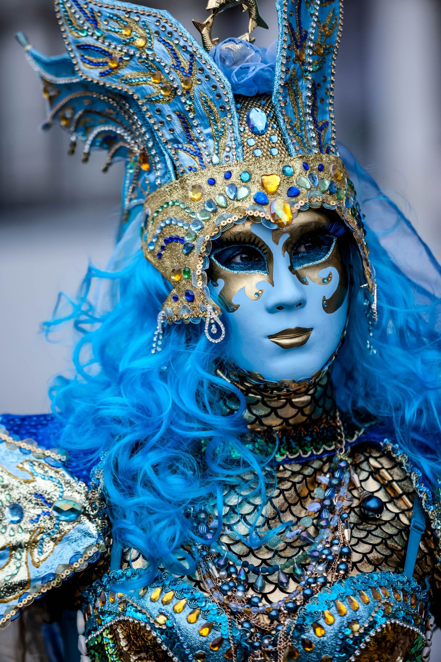 IL PESCE AZZURRO 01 – Hommage vénitien au poisson, symbole du lien profond entre la ville, l’eau et ses traditions.