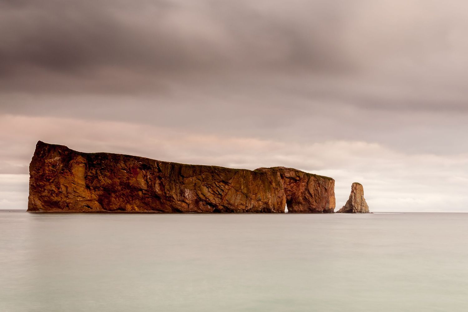 Le Rocher Percé – majestueuse arche de pierre au Québec, sculptée par la mer et le temps.