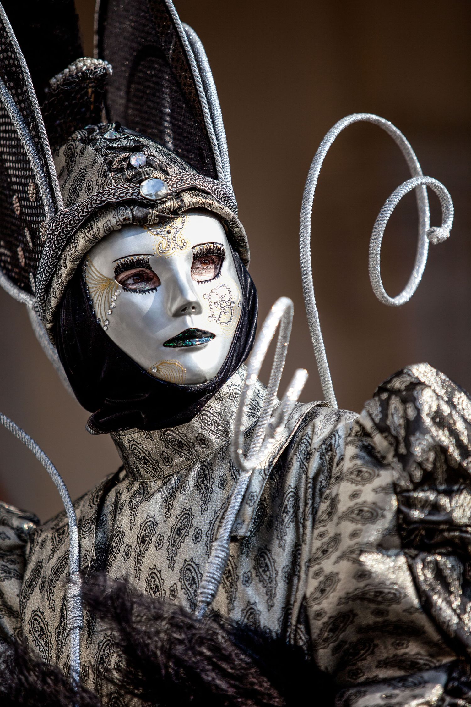 Cicala Nera 01 – Élégance vénitienne en or et argent : un masque baroque luxueux au cœur du Carnaval de Venise.