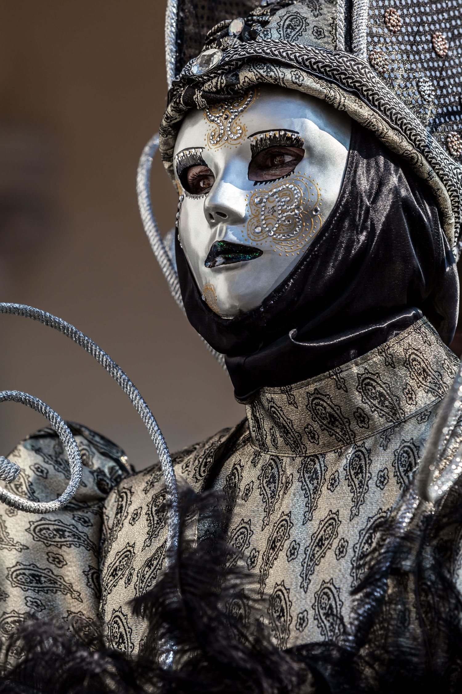 Cicala Nera 03 – Masque vénitien aux détails or et argent, symbole d’art, de mystère et de majesté.