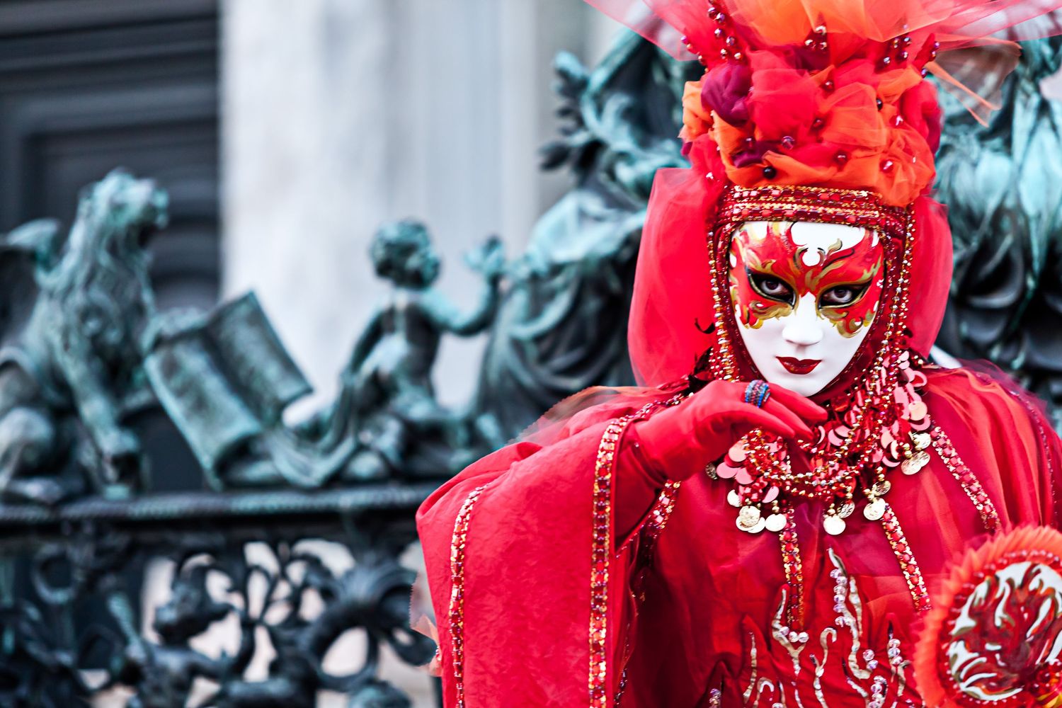 The Red Costume – une regard puissant et défiant, porté par le geste et la posture emblématiques de l’élégance vénitienne.