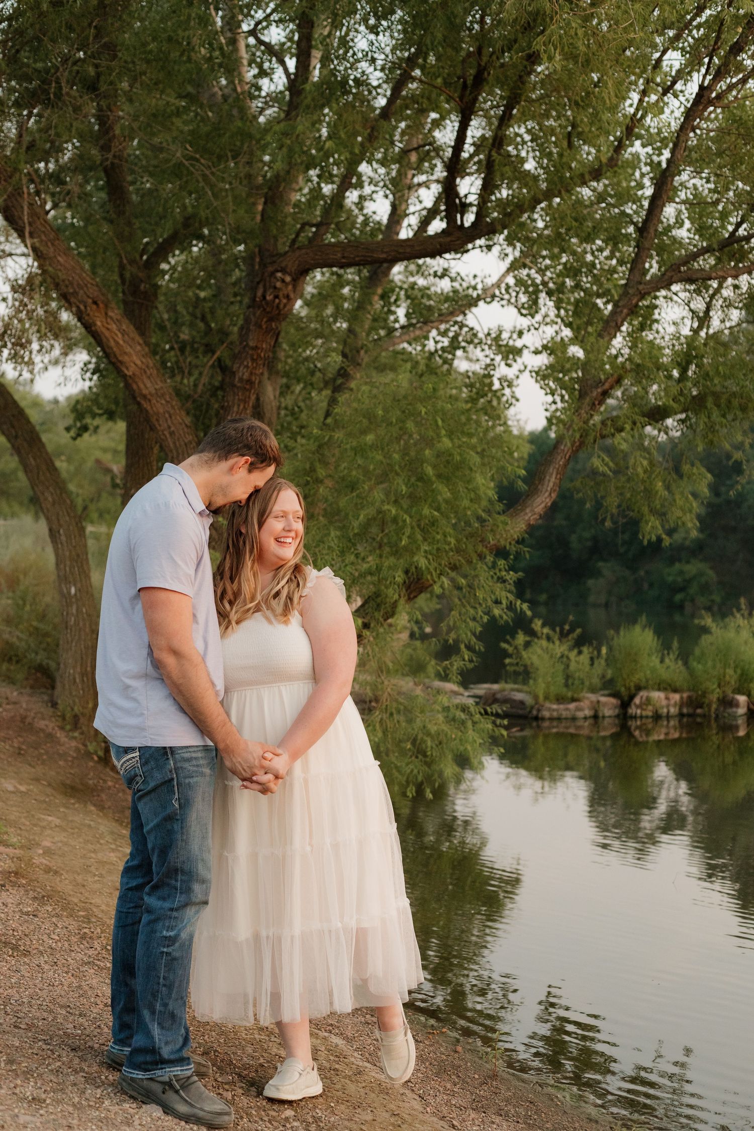 Romantic lakeside wedding photos with natural scenery and water reflections.