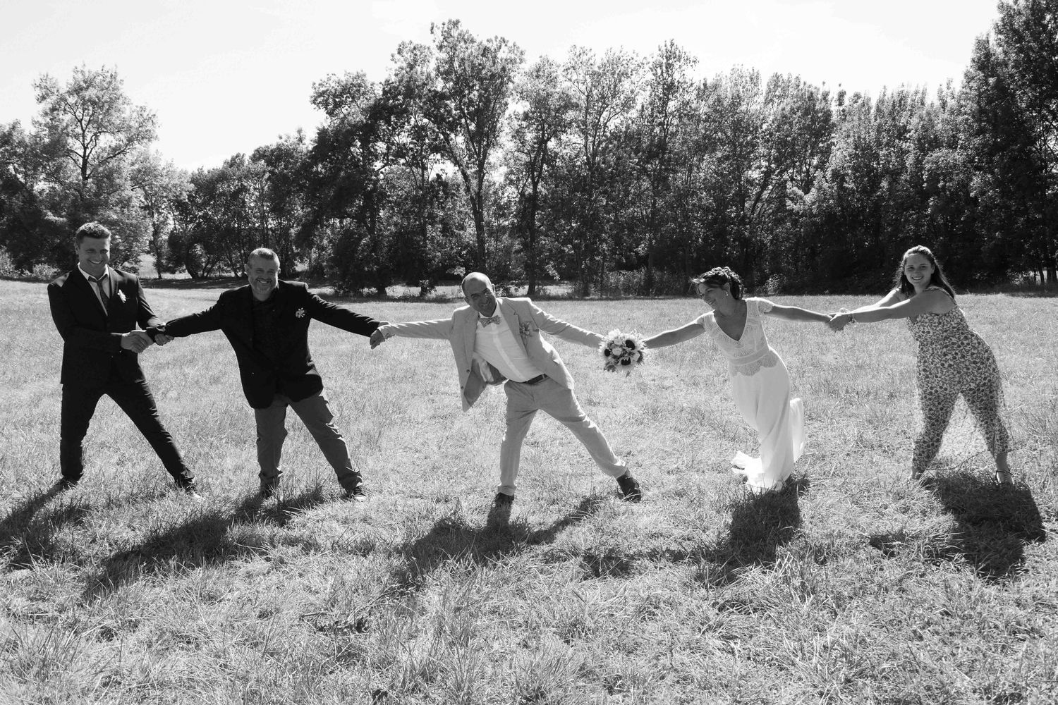 Photographe en Dordogne, Lot, Lot-Et-Garonne, Gironde. 
Je réalise avec émotion des photos de familles, amis, mariages, baptêmes, communions
