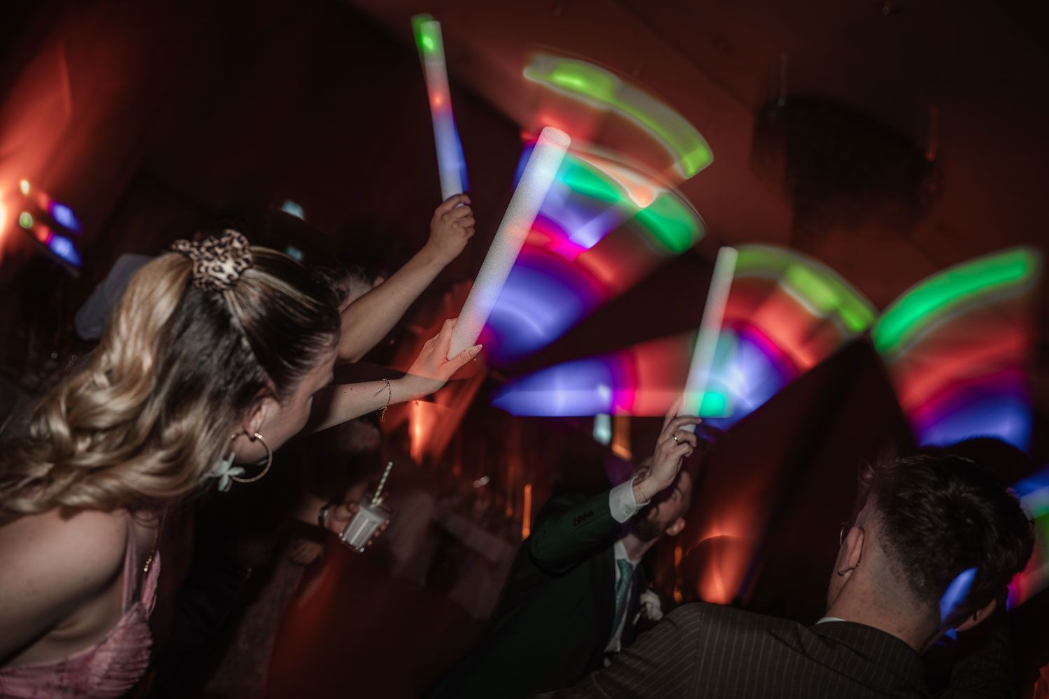 Party mit Leuchtstäben von Fingerschwur Hochzeiten
