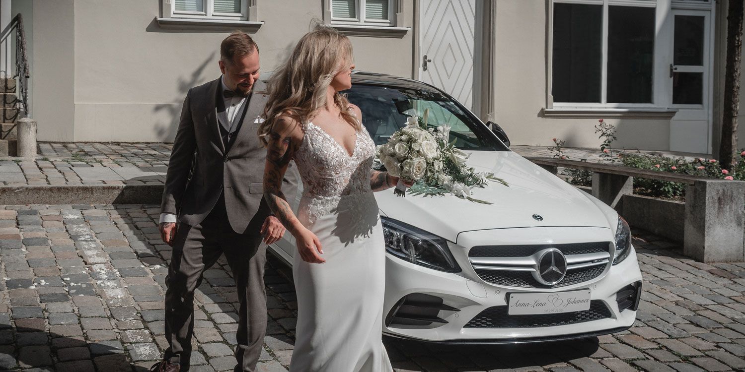 Ehepaar vor Hochzeitsauto von Fingerschwur Hochzeiten