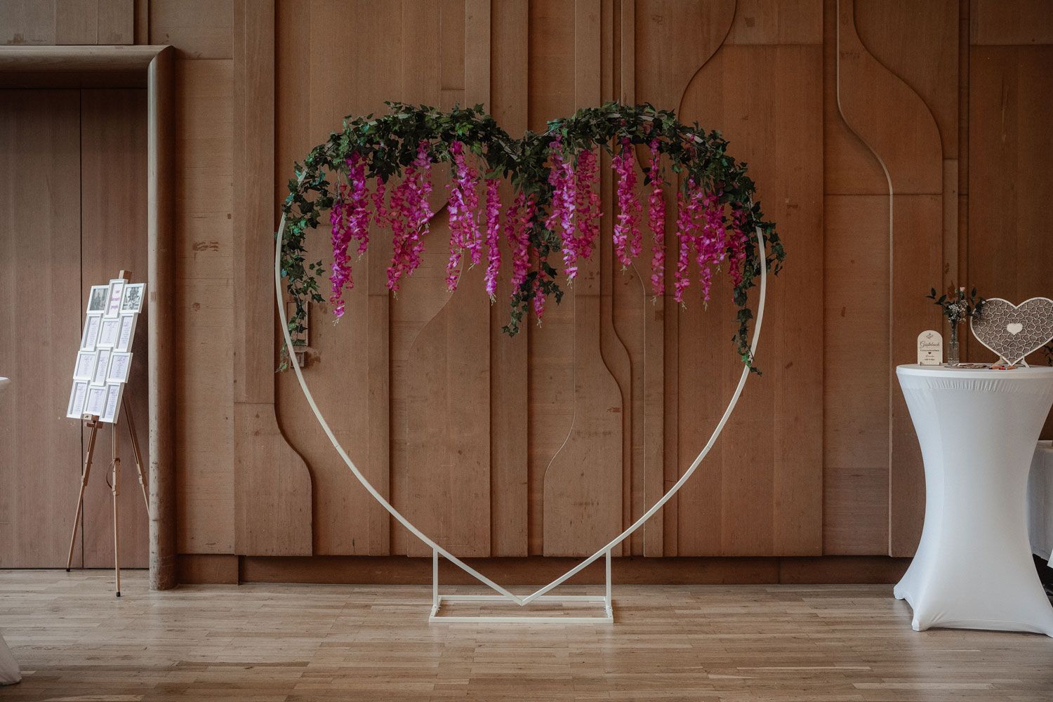 Traubogen in Herzform als Fotohintergrund von Fingerschwur Hochzeiten
