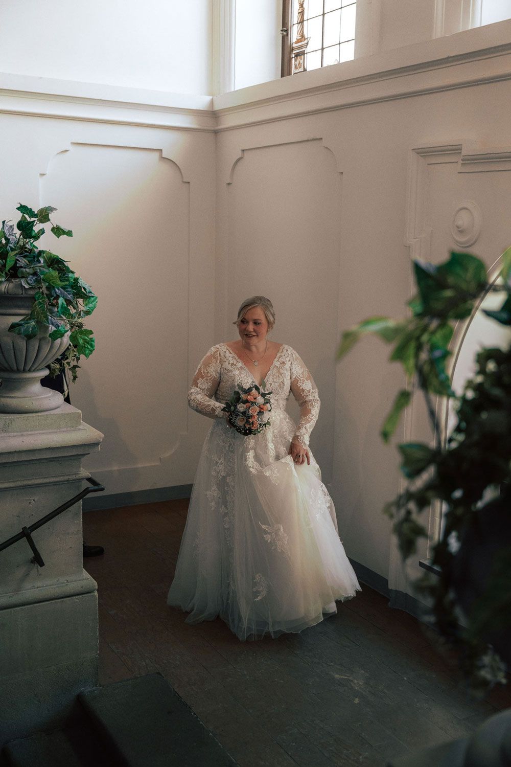 Braut zwischen Pflanzen von Fingerschwur Hochzeiten