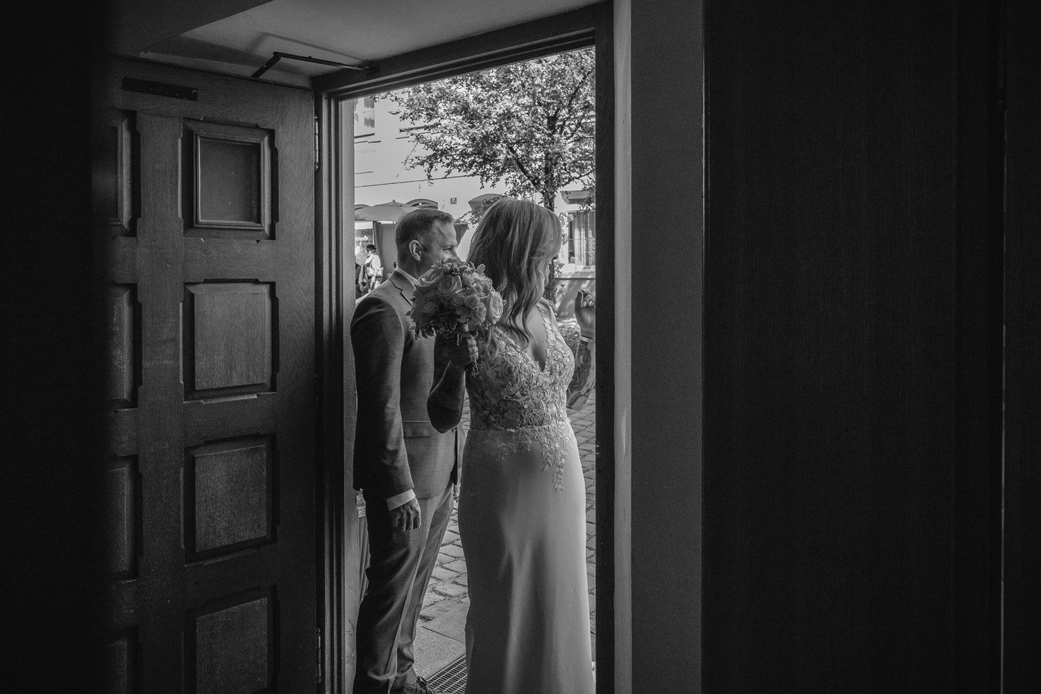 Brautpaar in schwarz und weiß fotografiert von Fingerschwur Hochzeiten