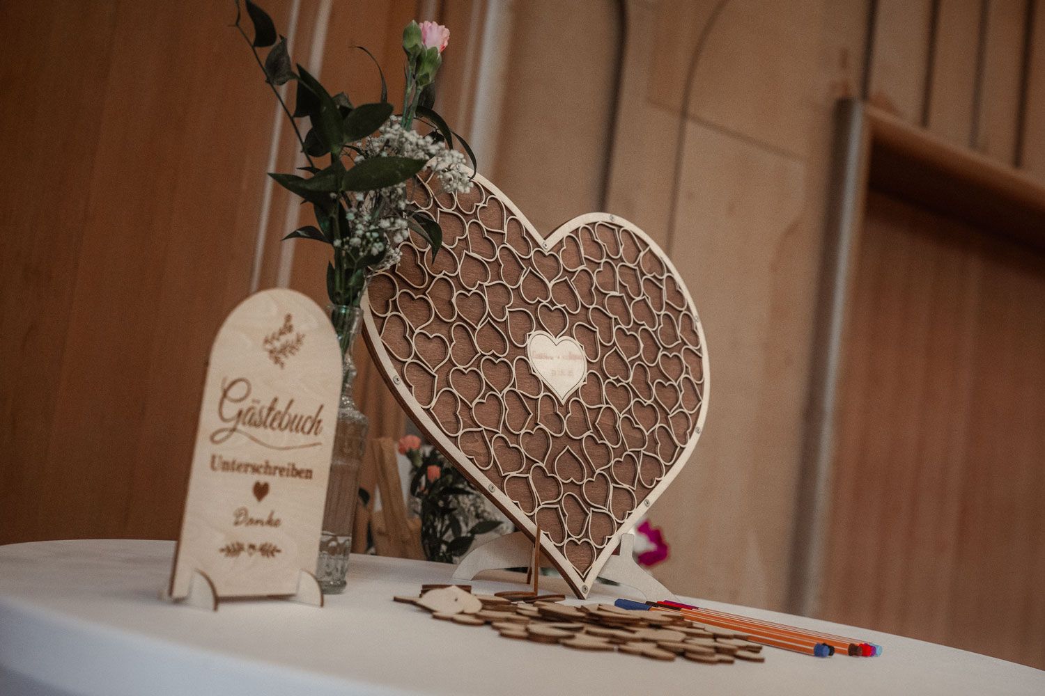 Gästebuch mit Holz Herzen von Fingerschwur Hochzeiten