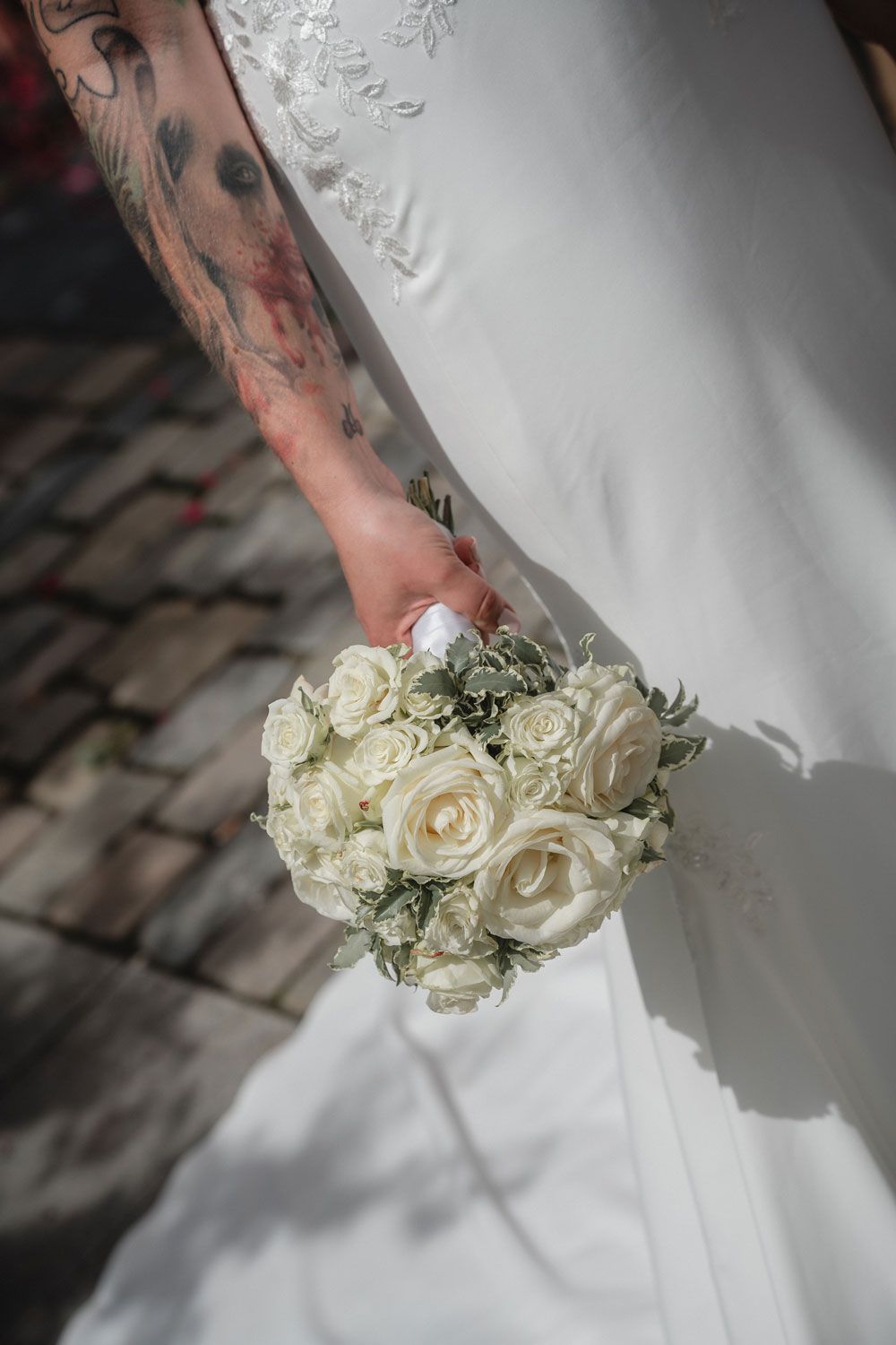 Brautkleid mit Brautstrauß aus weißen Blumen von Fingerschwur Hochzeiten