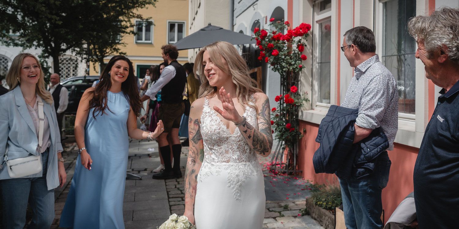 Frisch verheiratete Braut in Freising von Fingerschwur Hochzeiten