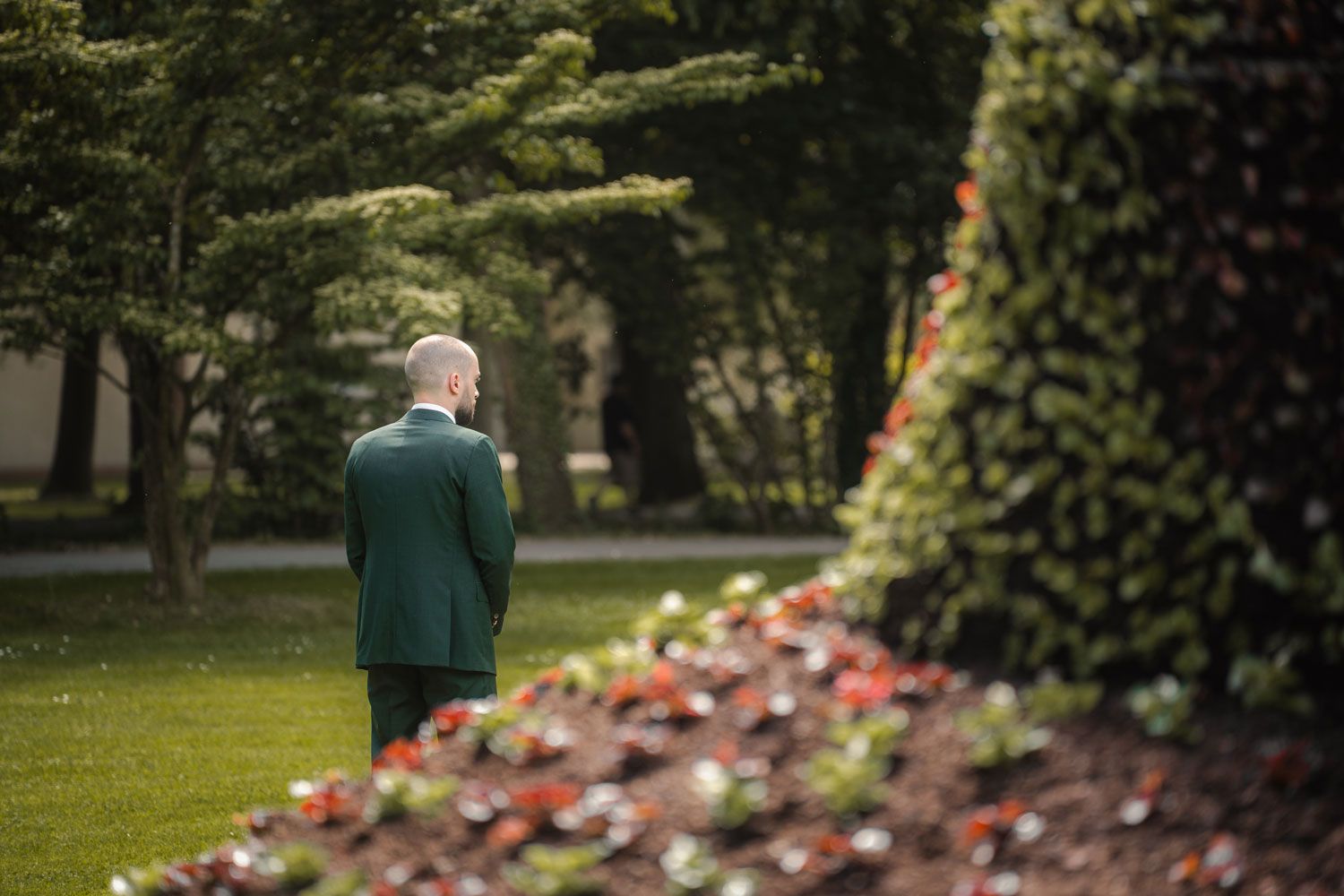 Bräutigam im Kurpark Bad Krozingen bei einer freien Trauung von Fingerschwur Hochzeiten