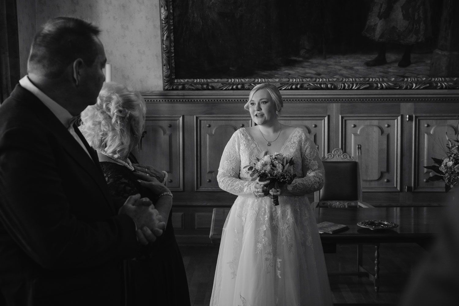 Braut im Standesamt, schwarz weiß fotografiert von Fingerschwur Hochzeiten