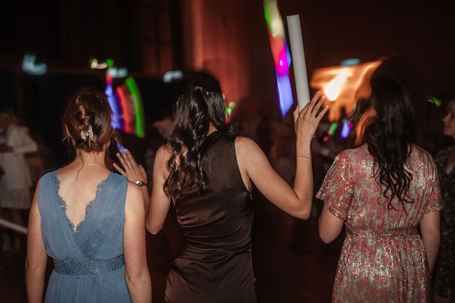 Partyfotos von tanzenden Gästen von Fingerschwur Hochzeiten