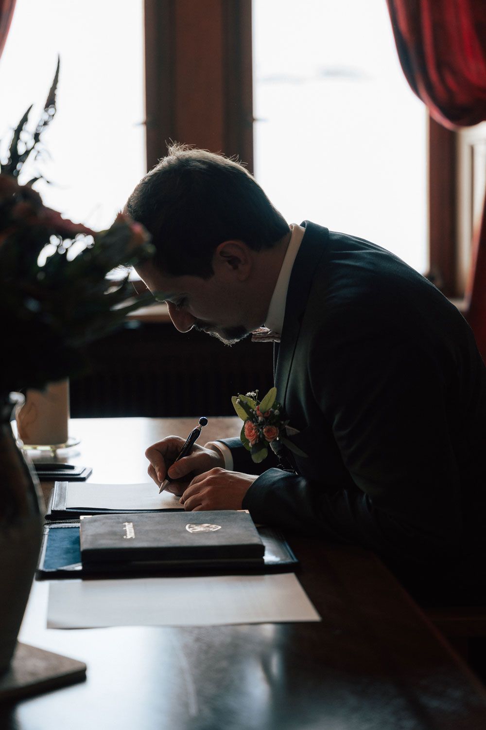 Bräutigam beim unterzeichnen des Ehevertrags von Fingerschwur Hochzeiten