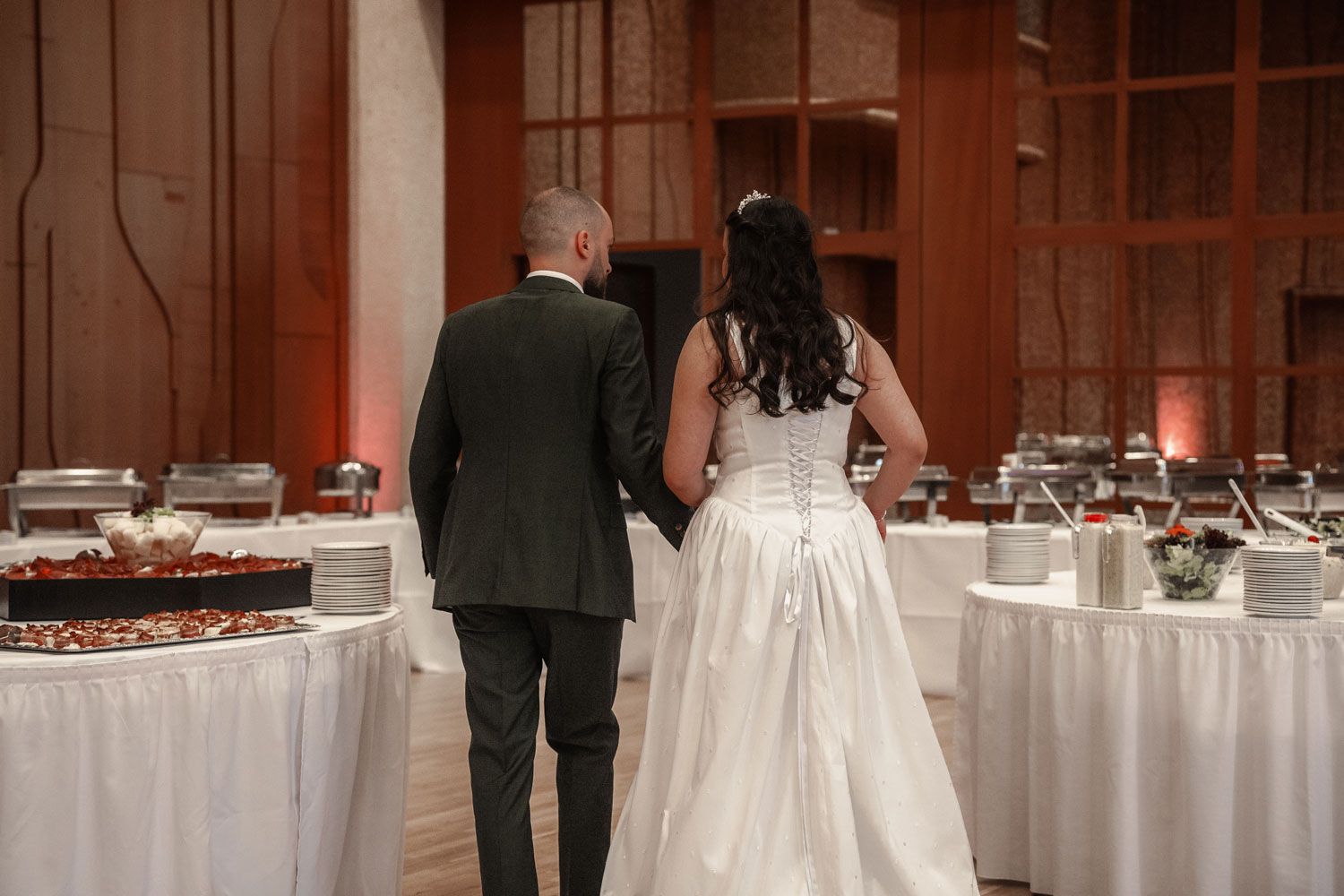 Ehepaar auf dem Weg zum Buffet von Fingerschwur Hochzeiten