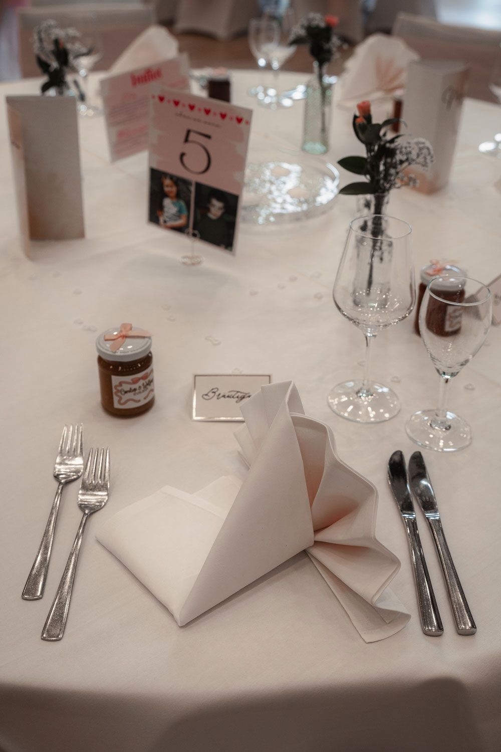 Tischset mit Serviette, Besteck und Gläsern von Fingerschwur Hochzeiten