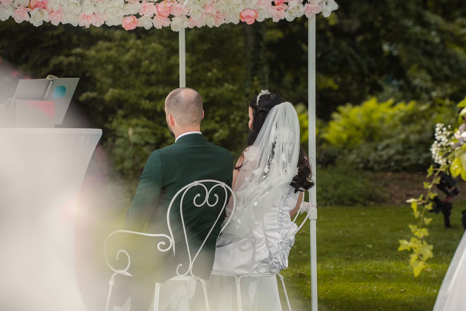 Das Ehepaar bei der Freien Trauung von Fingerschwur Hochzeiten