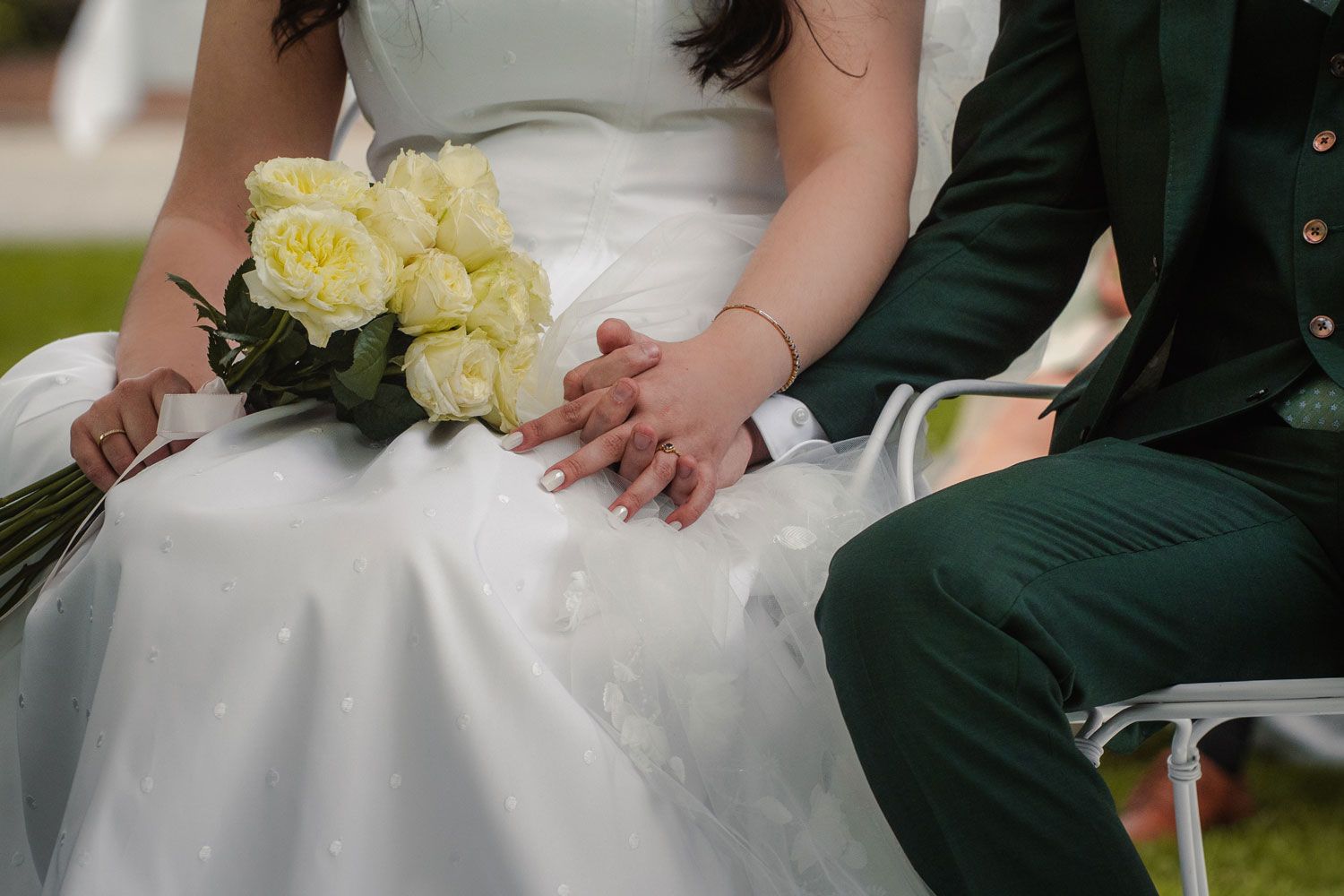 Händchen halten vor der Trauung von Fingerschwur Hochzeiten