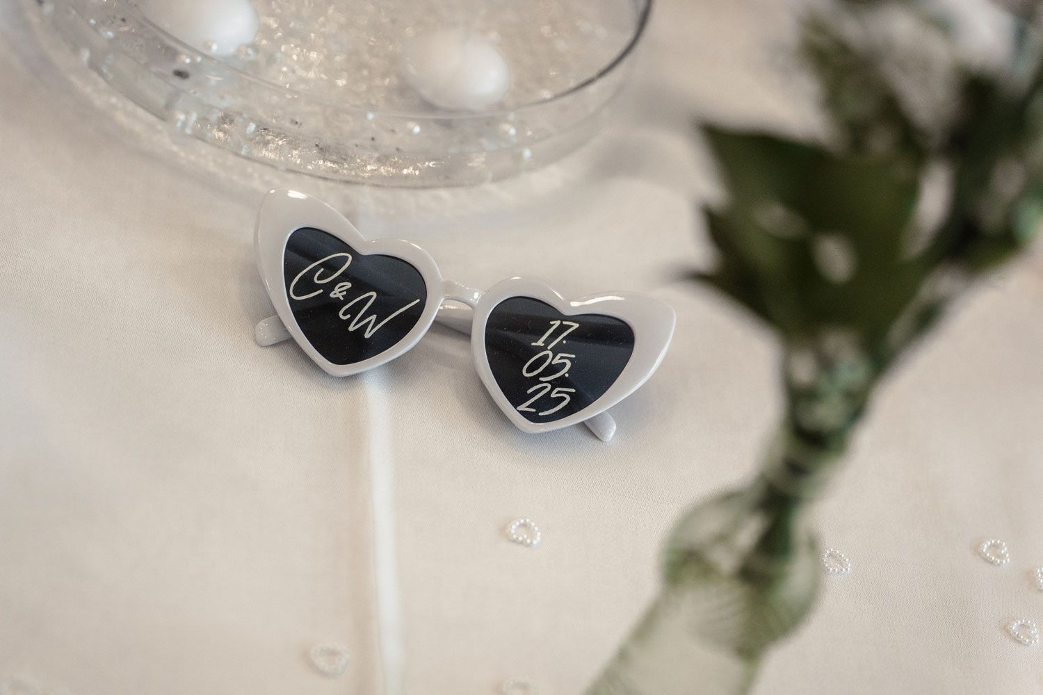 Sonnenbrille in Herzform mit Initialen und Hochzeitsdatum von Fingerschwur Hochzeiten