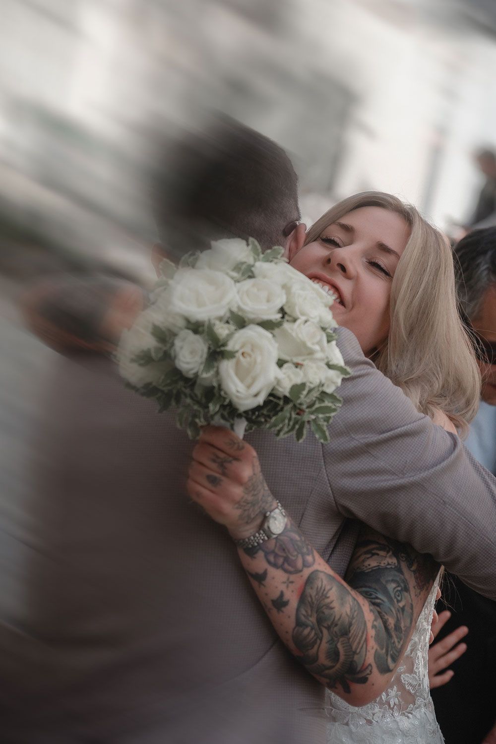 Gratulationsfoto mit Braut und Brautstrauß von Fingerschwur Hochzeiten