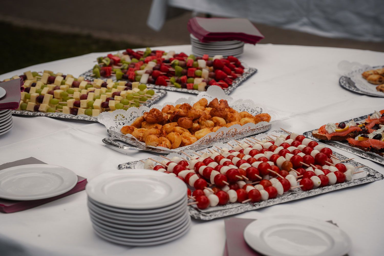 Essensbuffet beim Sektempfang von Fingerschwur Hochzeiten