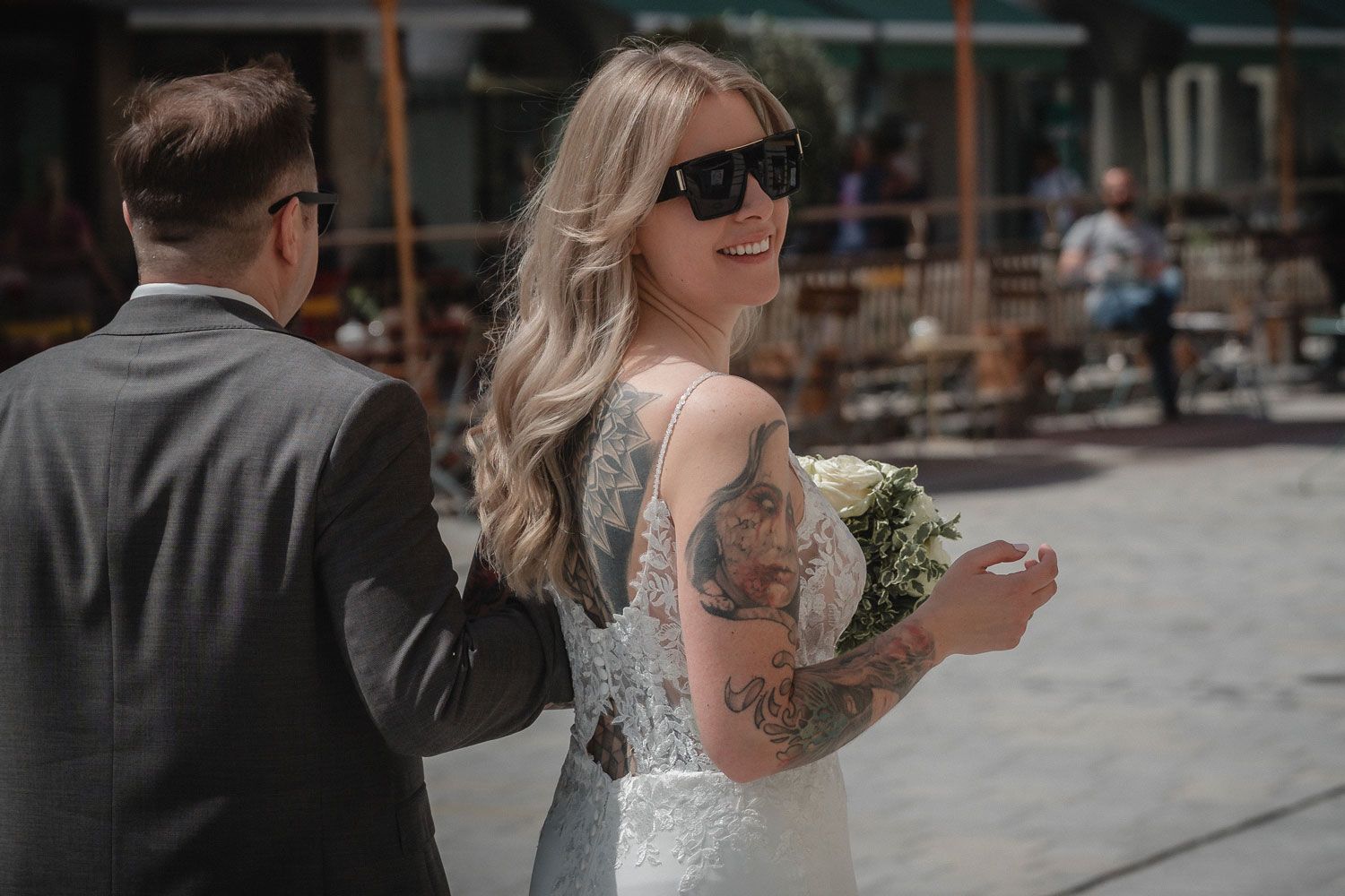 Braut mit Sonnenbrille nach Standesamt von Fingerschwur Hochzeiten