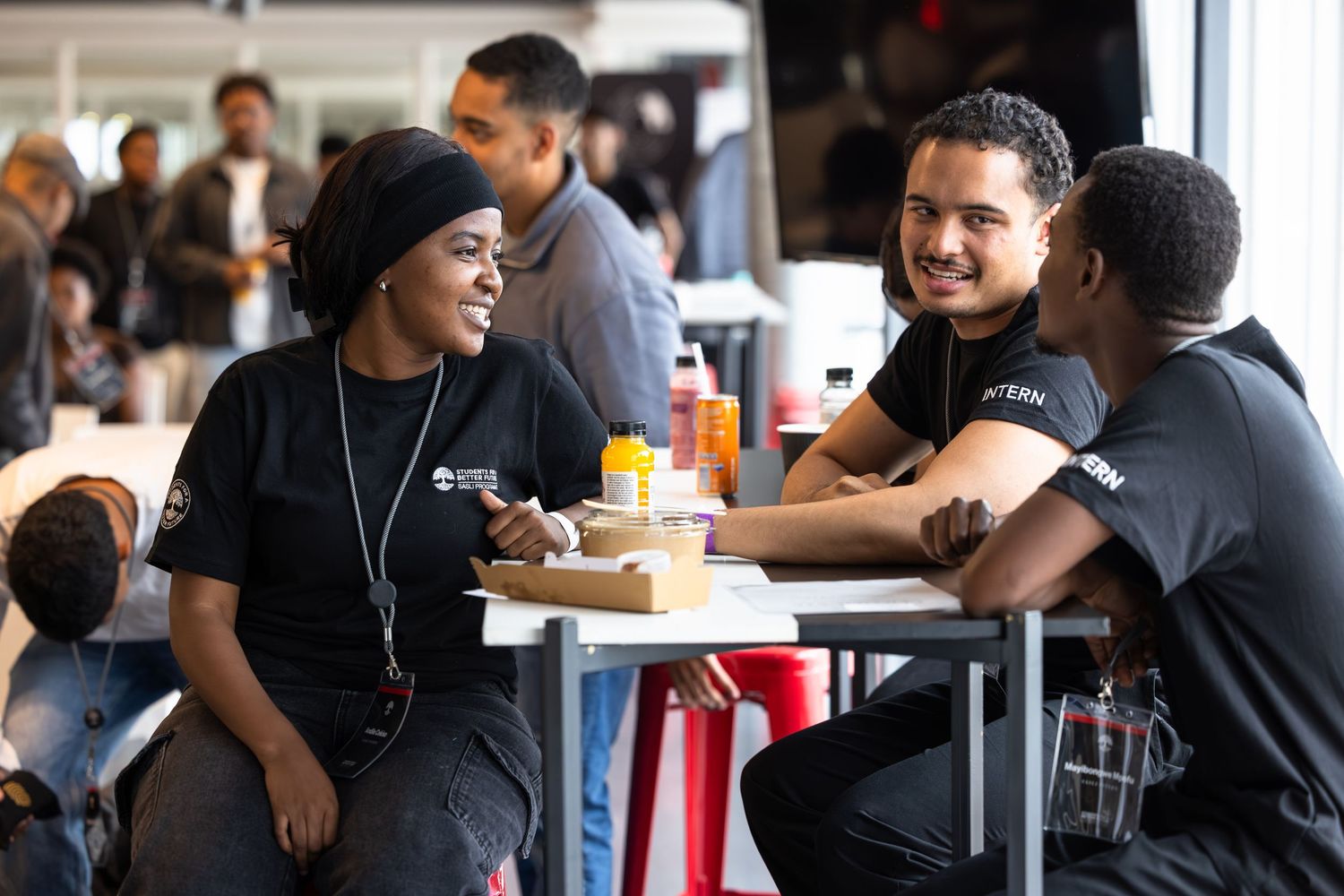 Group of attendees having a casual discussion during a conference lunch break.