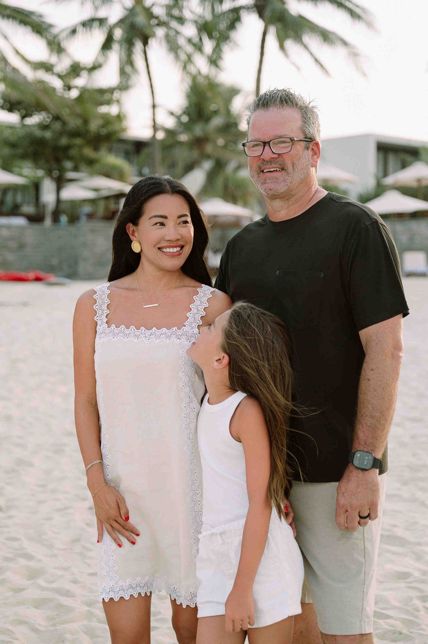 Da Nang family: couple shares joyful moments together on a sandy beach, by AnhVuWedding.