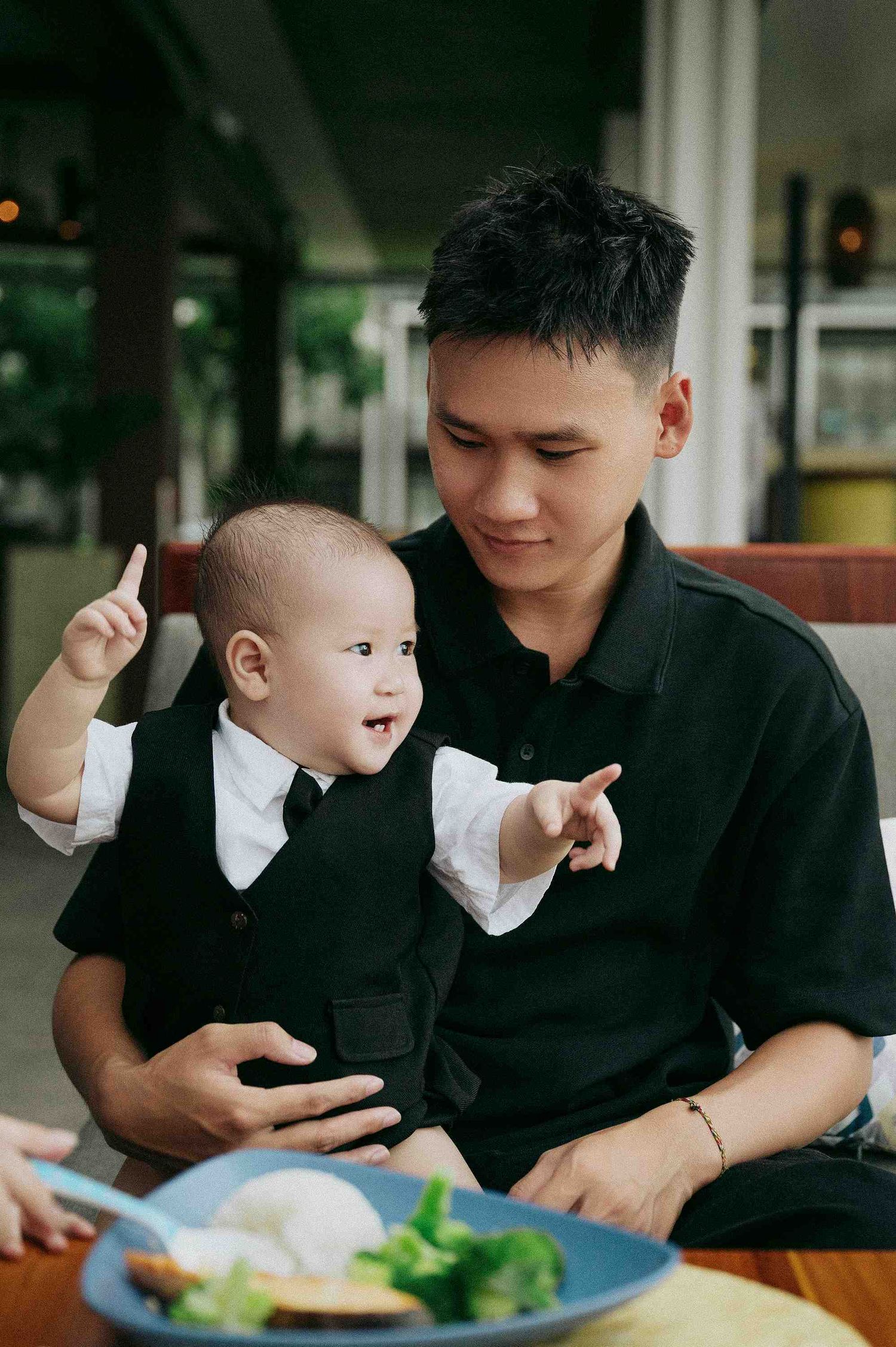 Da Nang family: family mealtime moment at a casual dining setting, by AnhVuWedding.
