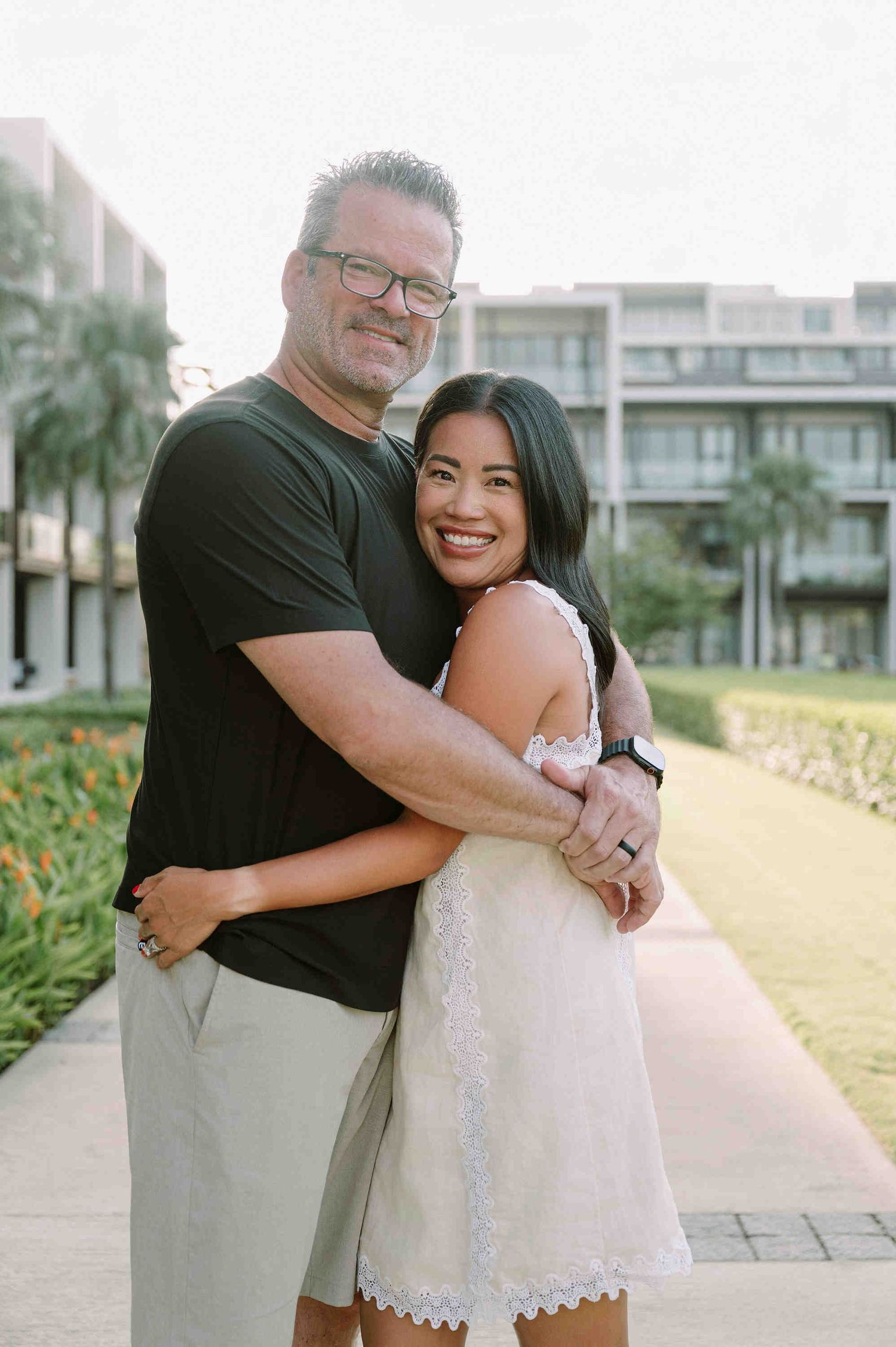 Da Nang family: couple embraces outdoors, by AnhVuWedding.