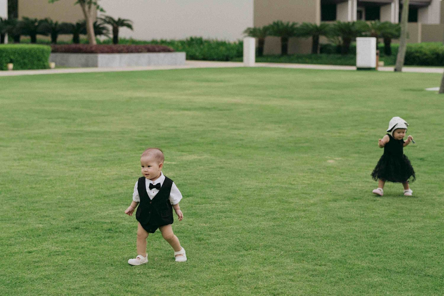 Da Nang family: expansive green lawn, by AnhVuWedding.