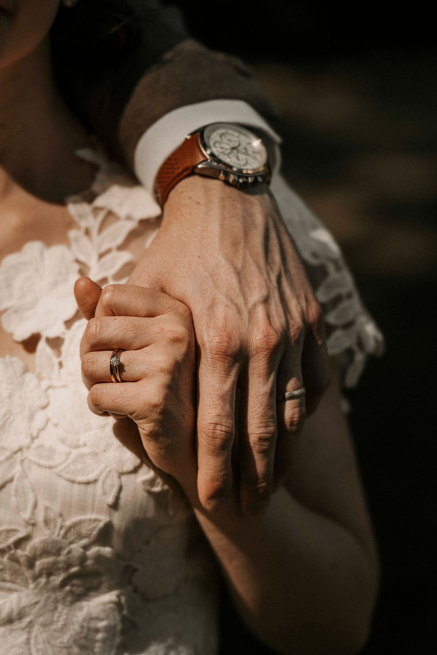 Detailaufnahme der Hände des Brautpaares mit Ehering während der Hochzeit