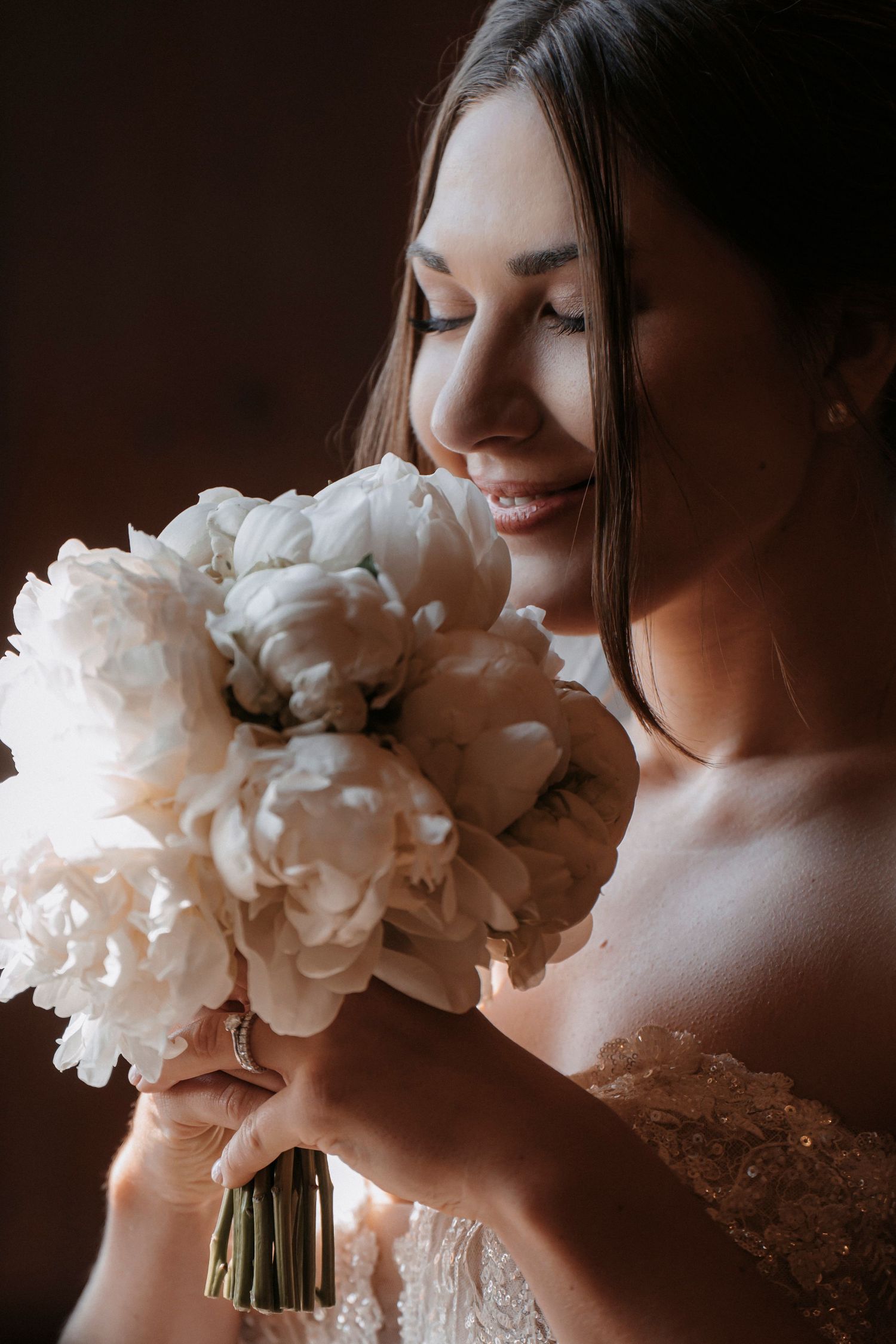 Brautporträt mit Blumenstrauss während der Hochzeitsreportage