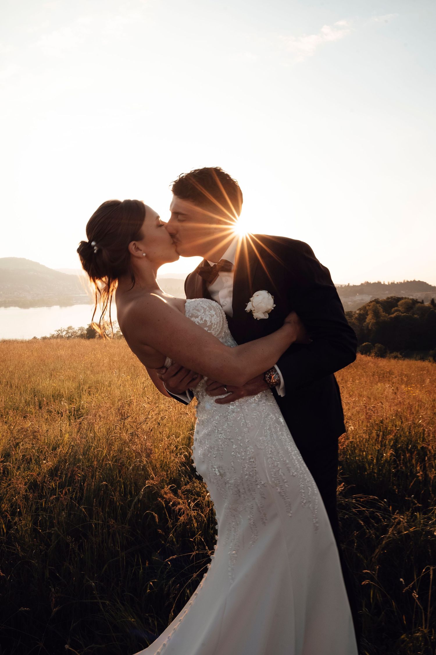 Brautpaar im Gegenlicht beim Hochzeitsshooting im Freien beim Sonnenuntergang