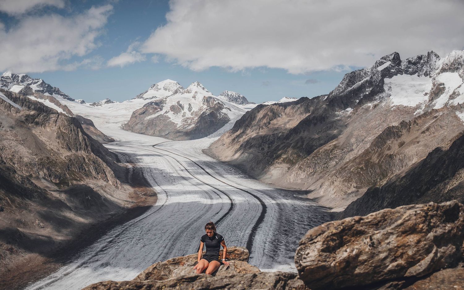 Alpine Berglandschaft in der Schweiz mit Gletscher und Wanderweg