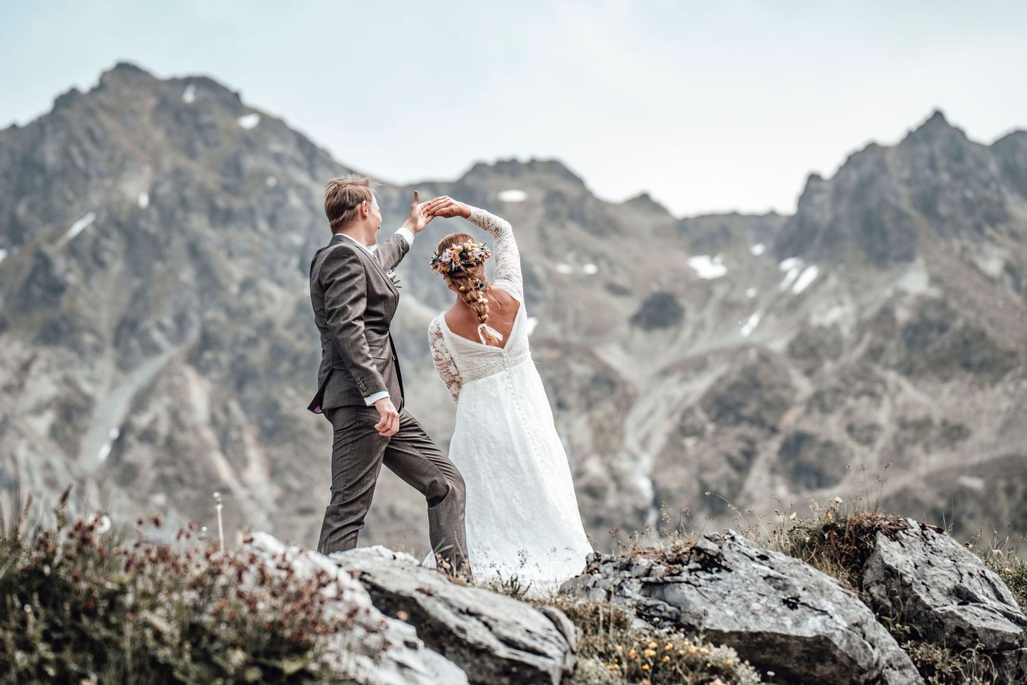 Hochzeitsfotografie eines Brautpaares, das in den steinigen Bergen tanzt
