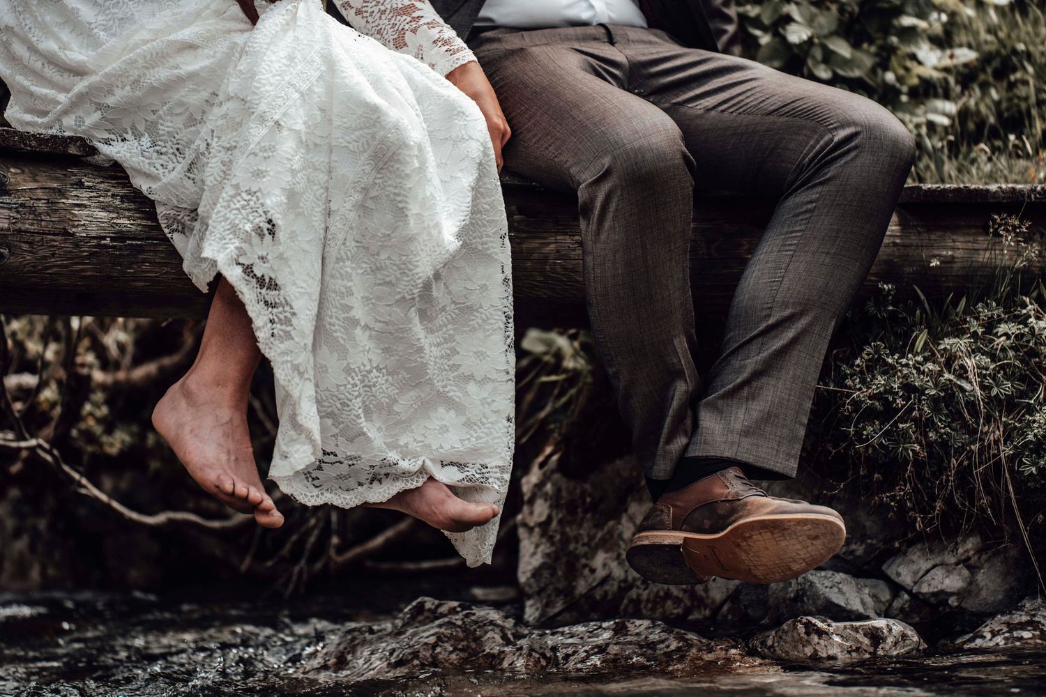 Detailaufnahme von Brautkleid und Schuhen während einer Hochzeitsreportage