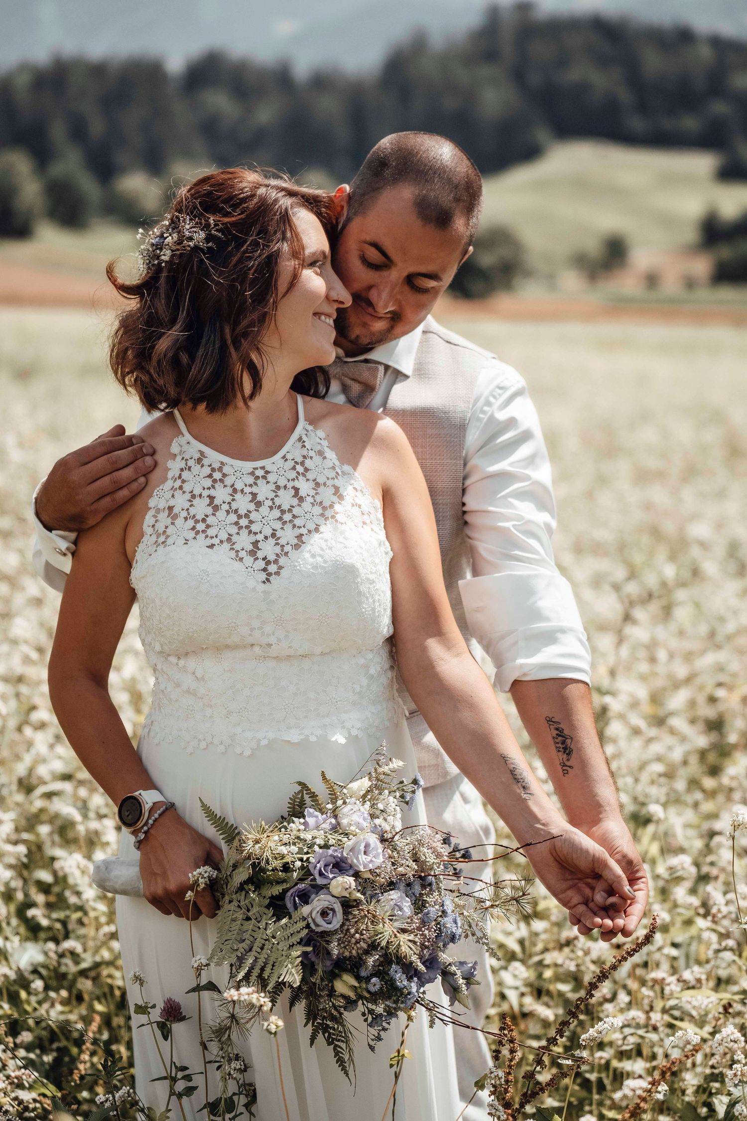 Romantische Hochzeitsfotografie im Freien mit Brautpaar auf Blumenwiese