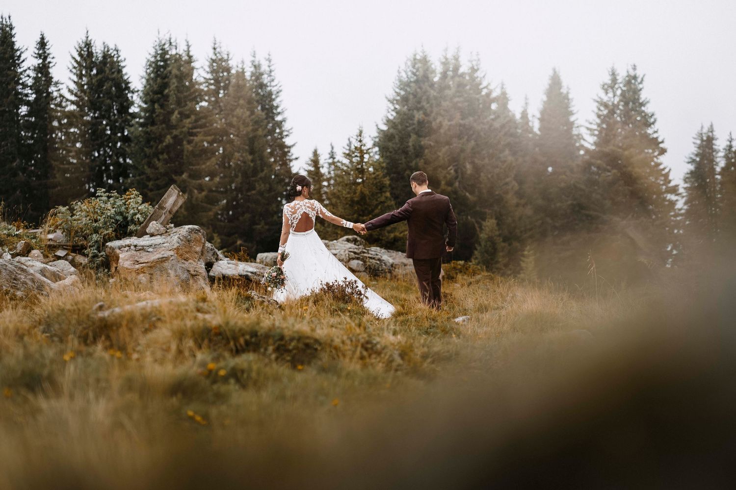 Brautpaar beim Hochzeitsshooting in Wiese und Wald