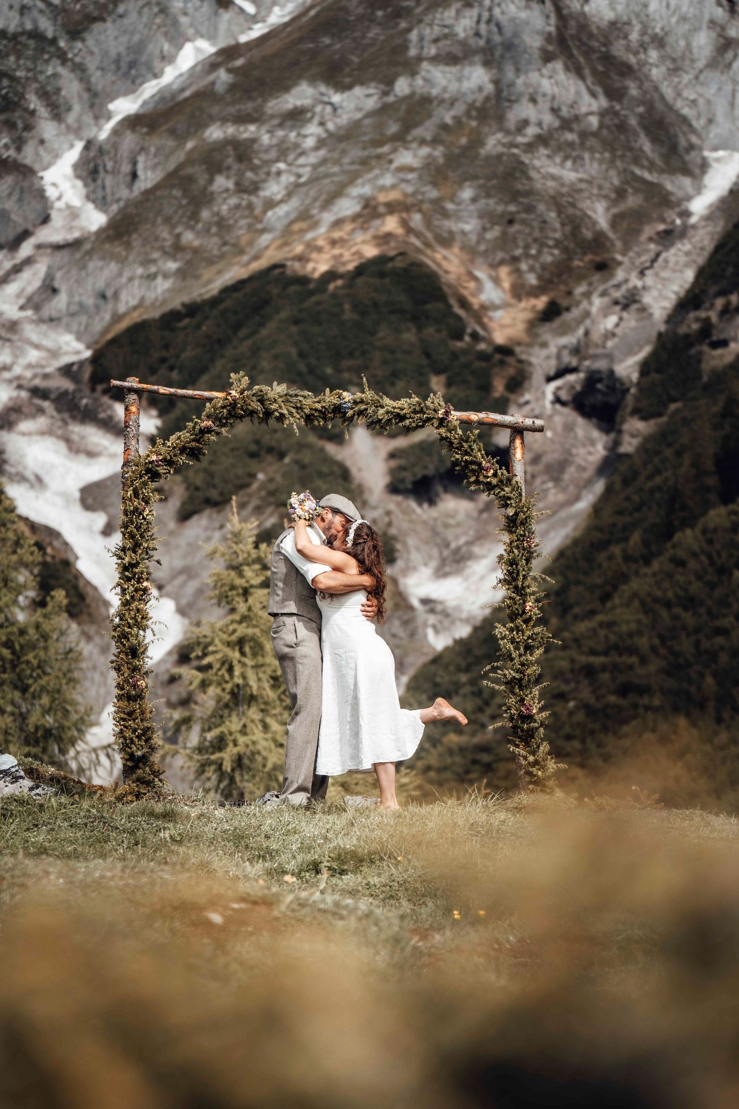 Hochzeitsfotografie in den Schweizer Bergen mit Braut und Bräutigam in alpiner Kulisse