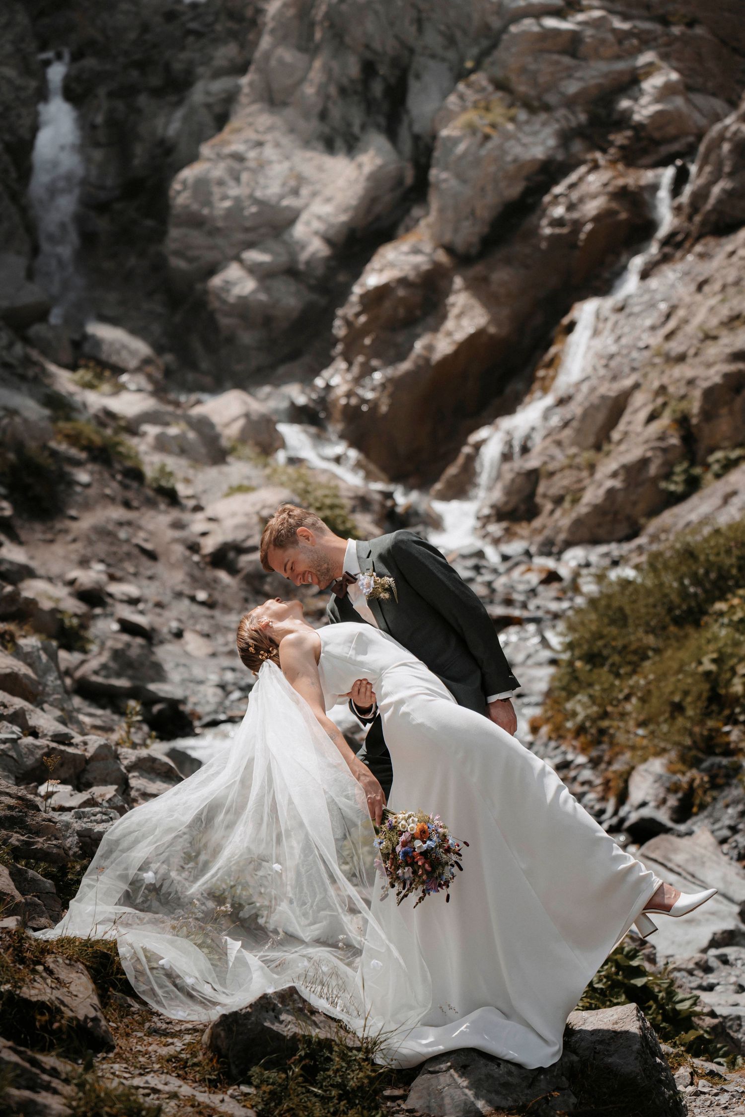 Brautpaar beim Hochzeitsshooting in felsiger Landschaft