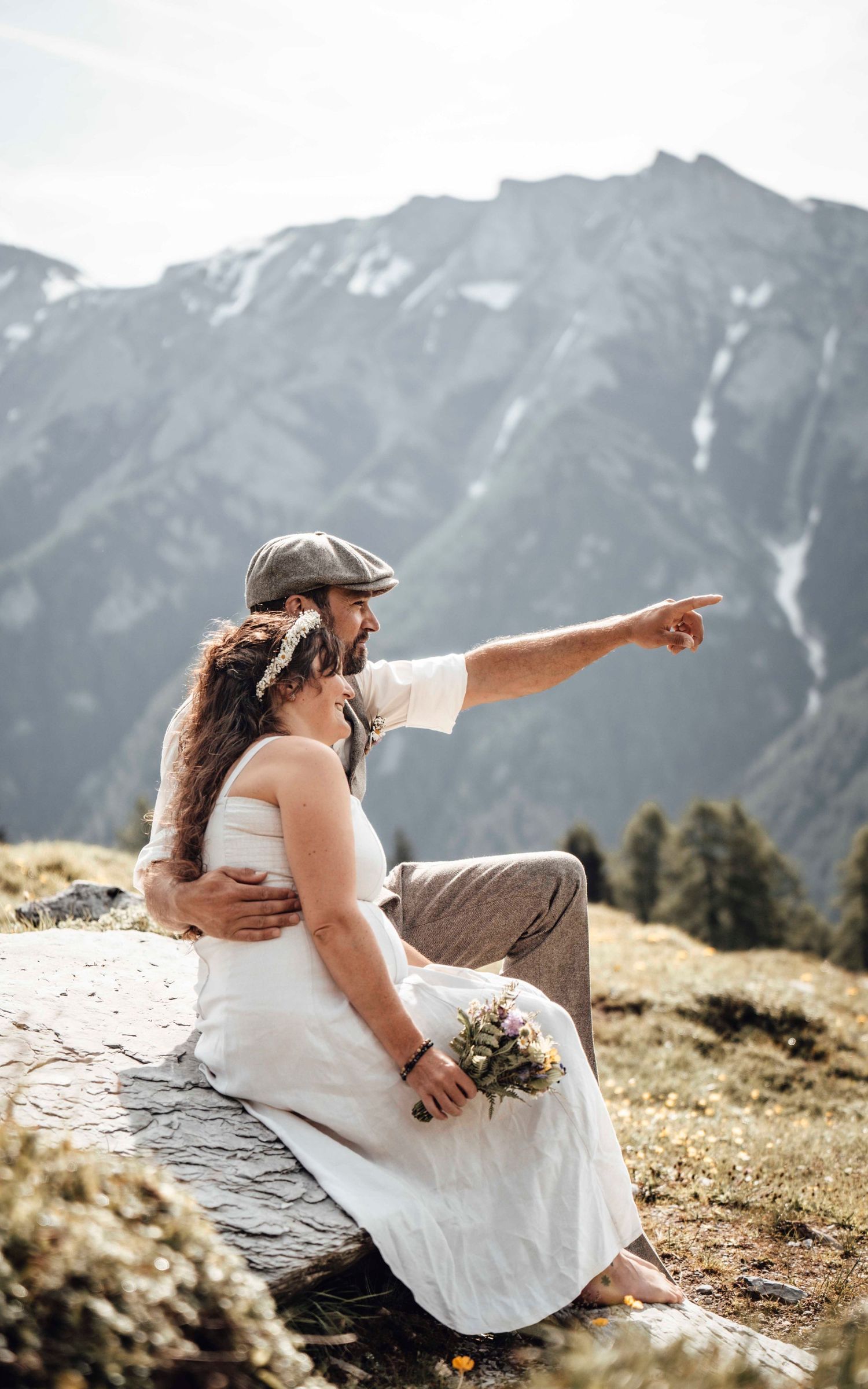 Outdoor Hochzeitsshooting in den Bergen mit Braut und Bergpanorama in der Schweiz
