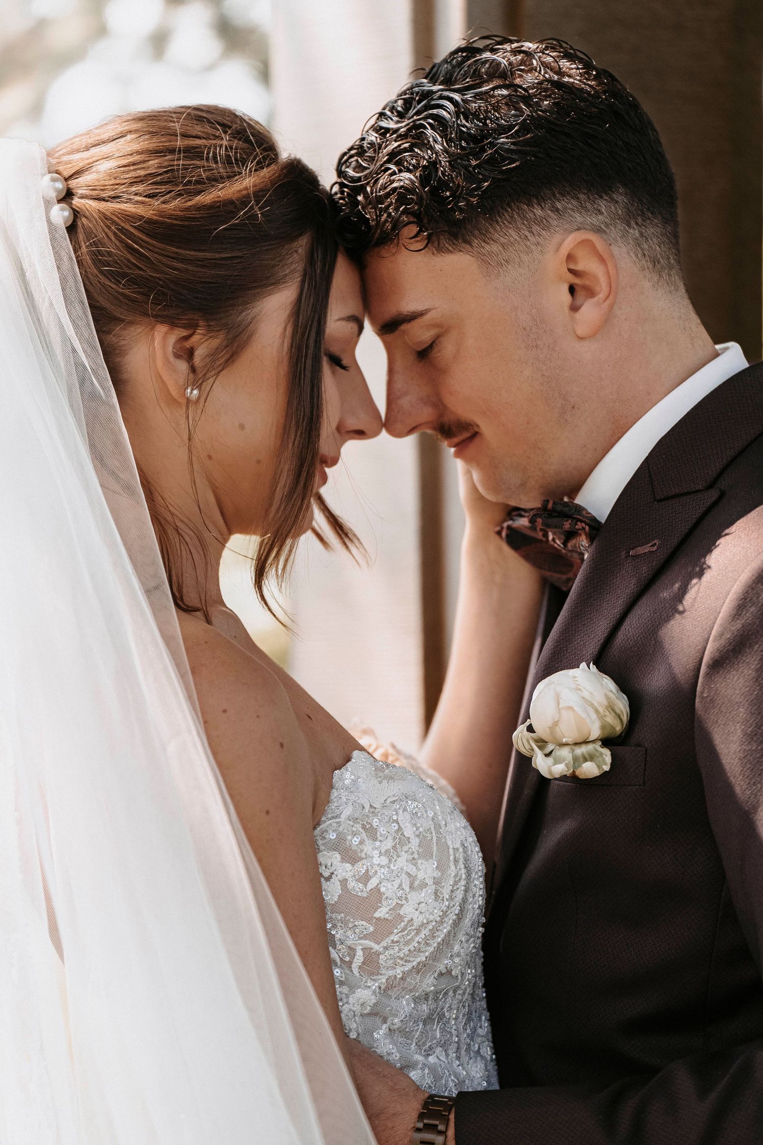 Intime Hochzeitsfotografie mit Braut und Bräutigam in emotionalem Augenblick