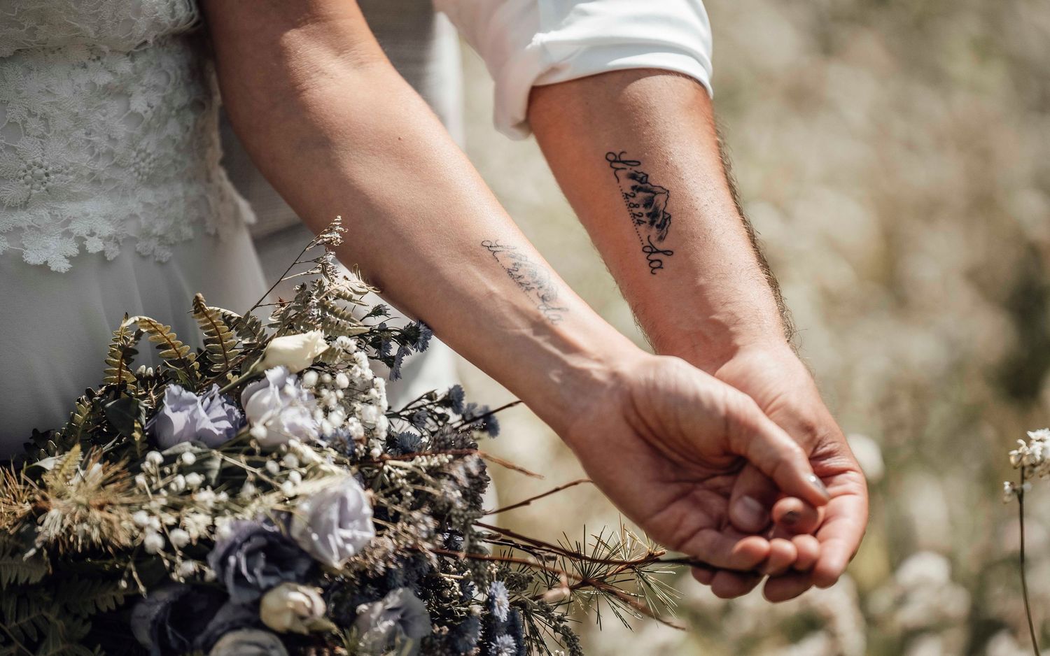 Detailaufnahme von Brautstrauss und Händen bei einer natürlichen Hochzeit