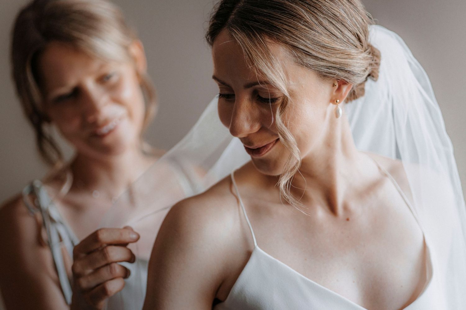 Getting Ready der Braut mit Begleitperson während der Hochzeitsvorbereitung