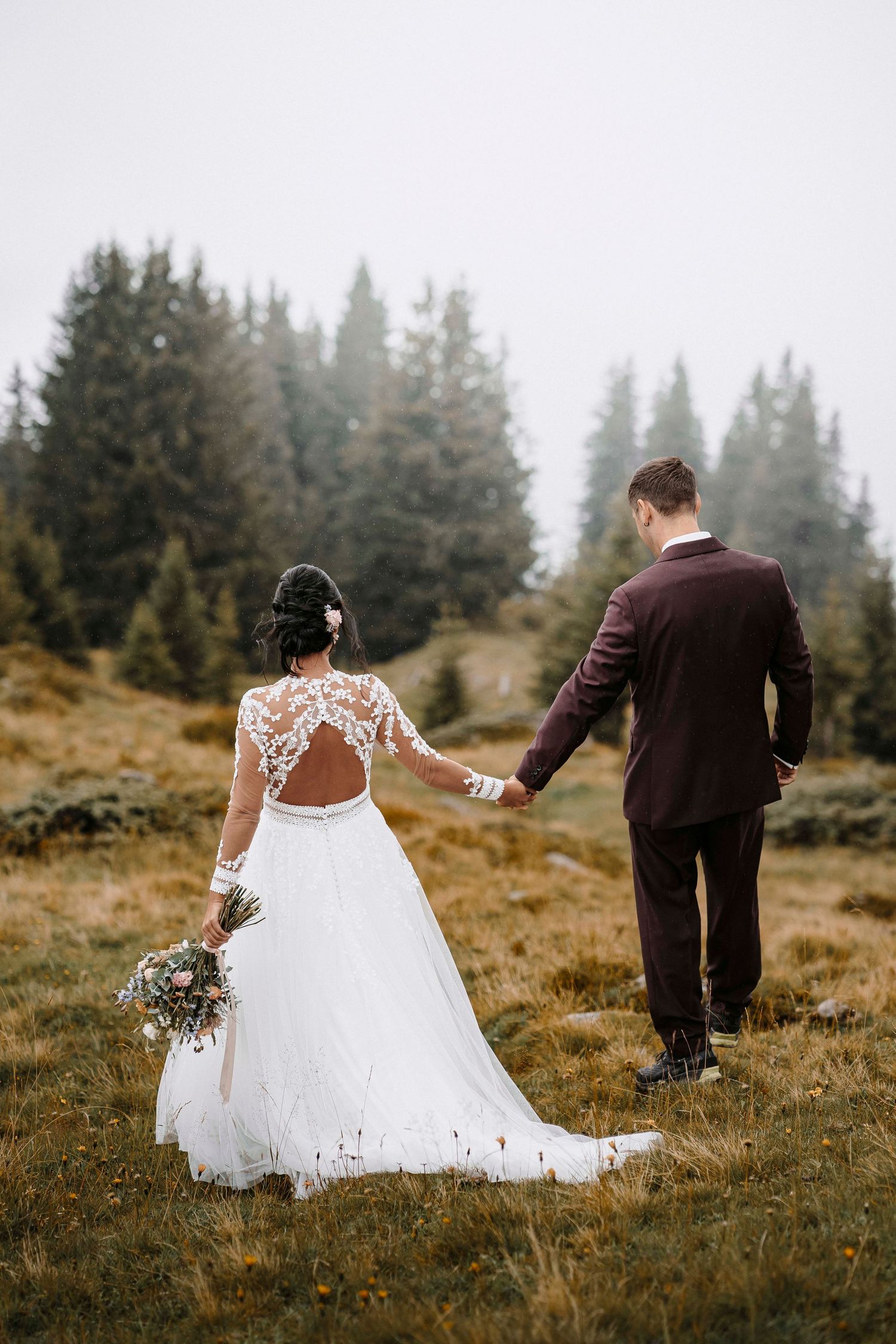Hochzeitspaar vor historischem Gebäude in der Schweiz