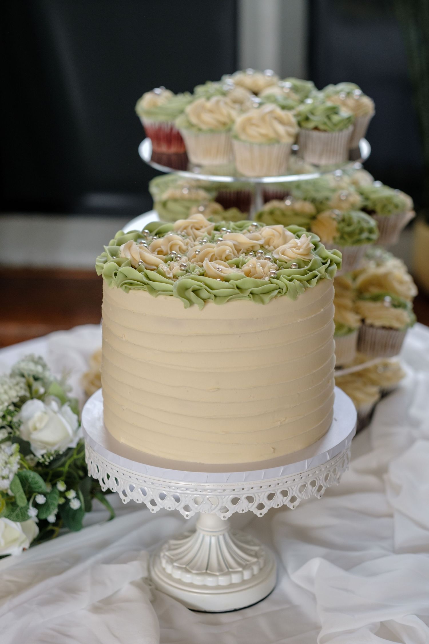 Norfolk Wedding Photographer at The Maynard Arms. Cake.